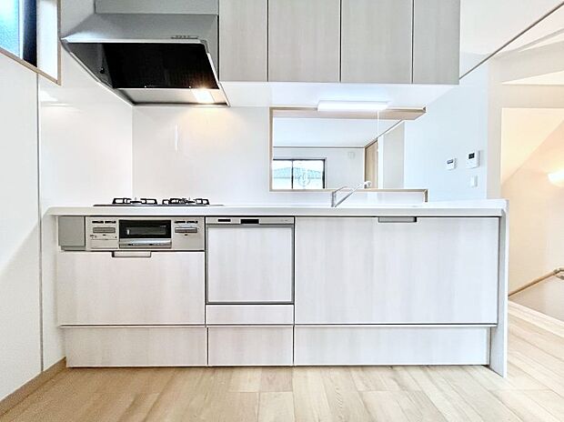 食洗機・浄水器・3ツ口コンロなどデザイン性も機能性も兼ね備えたシステムキッチン！