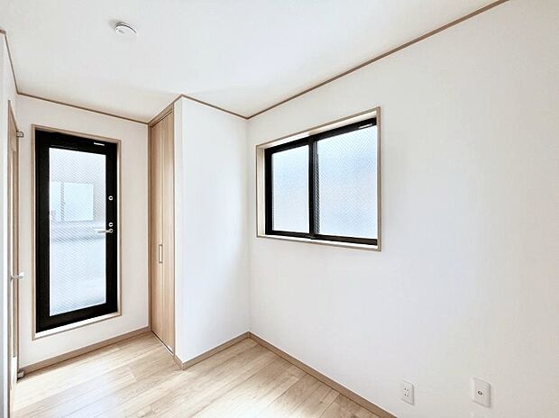 明るいバルコニーサイドに洋室を設置。目覚めの良い寝室に。   