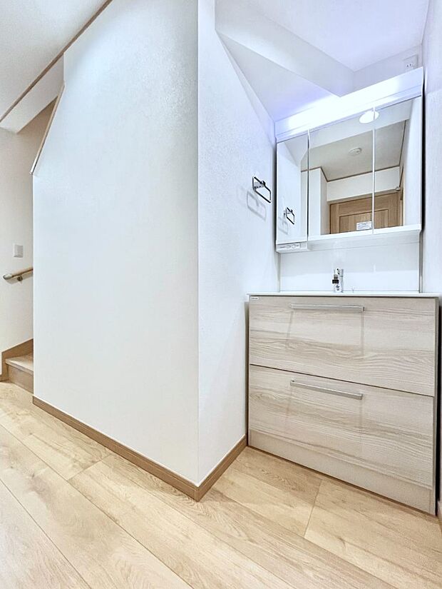 明るい洗面所は毎朝の身支度も楽しくできちゃいそうです。