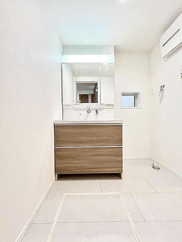 大きく見やすい三面鏡で清潔感ある洗面台は、身だしなみチェックや肌のお手入れにおすすめです。 