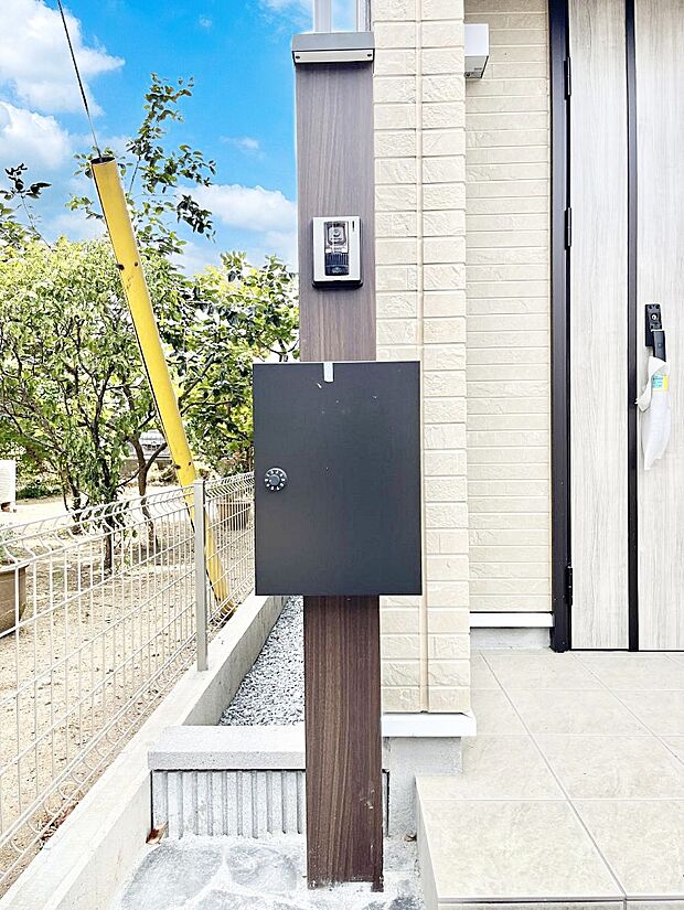 表札・インターホン・ポストをひとつに集約。エントランスになじむシンプルデザイン。