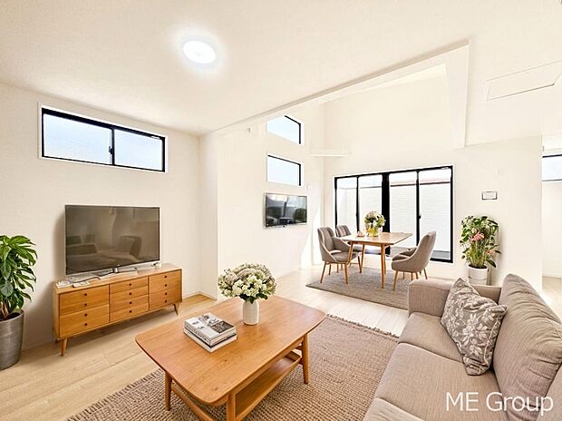 ご家族の賑やかな話し声で包まれる明るいリビング ※家具はCGです