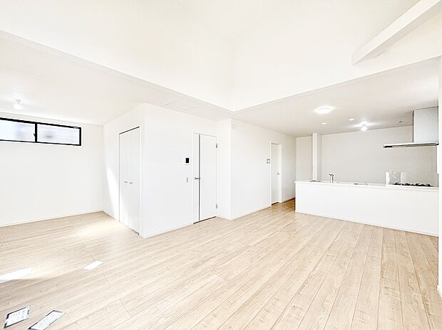 明るい陽光が注ぎ、寛ぎの雰囲気に満たされるリビング・ダイニング。