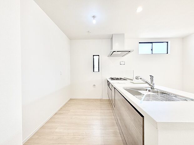 爽やかな風が通り抜けるキッチン。窓があるので明るく換気にも役立ちます。