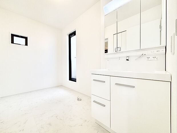 広々とゆとりのあるランドリースペース。