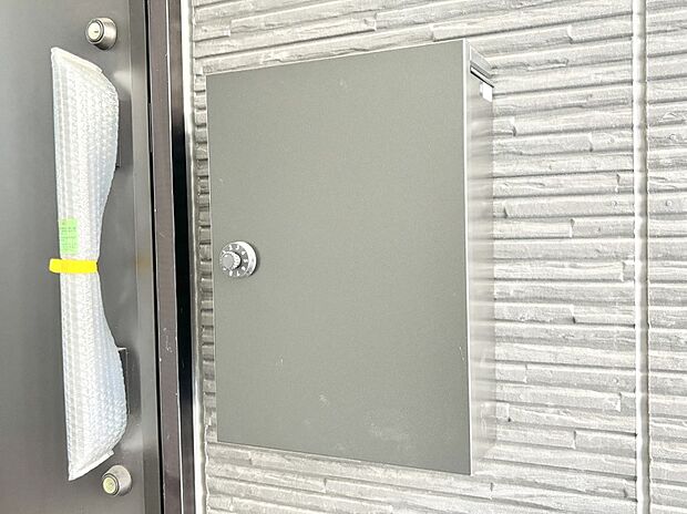 シンプルデザインのポスト。