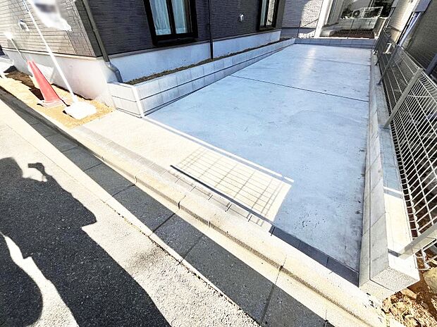 2台(車種による)駐車可!ご家族みんなの自転車も置ける広々カースペース。