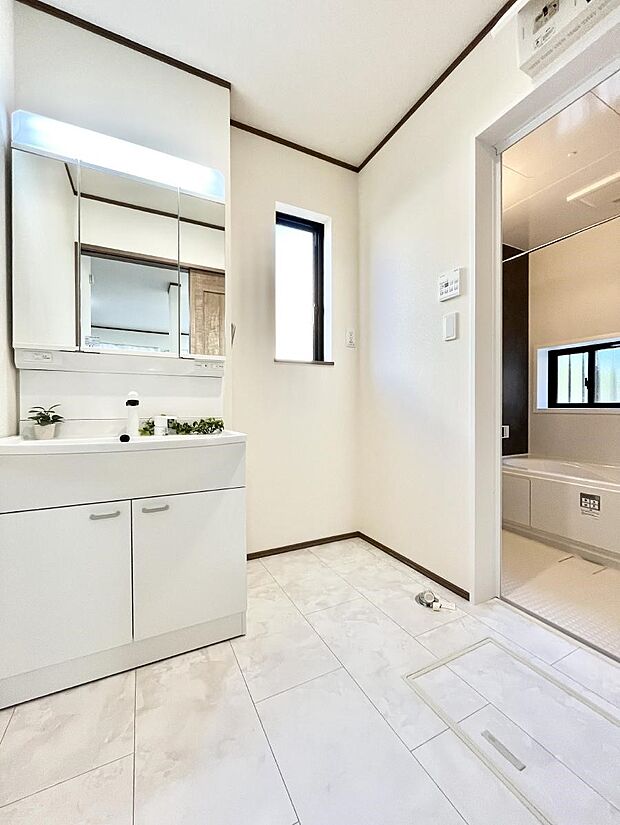 小窓がついているので湿気の多い場所でも換気が十分行えます。毎日の身支度を気持ち良く！