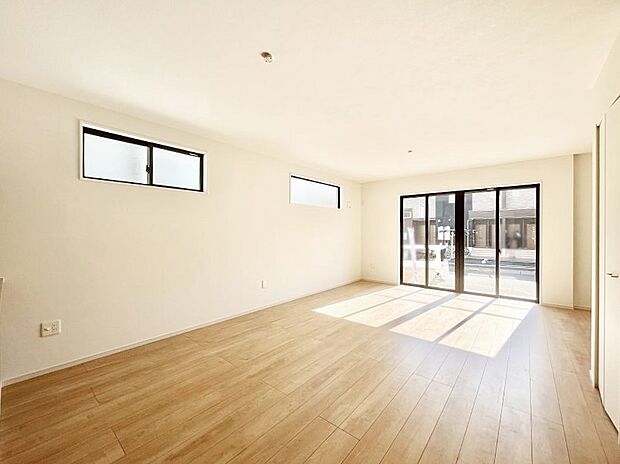 大きな窓からたっぷりの陽光と風を感じられるリビング