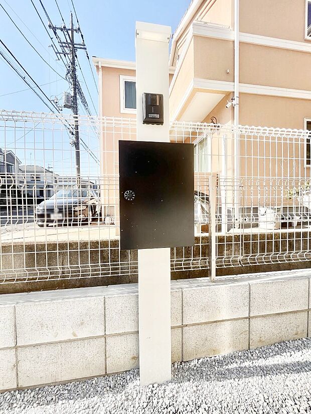 シンプルなデザインのポスト