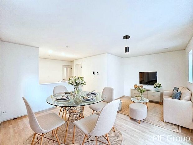 ご家族の賑やかな話し声で包まれる明るいリビング  ※家具はCGです