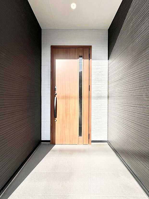 玄関前は雨が降っても濡れにくい屋根付き