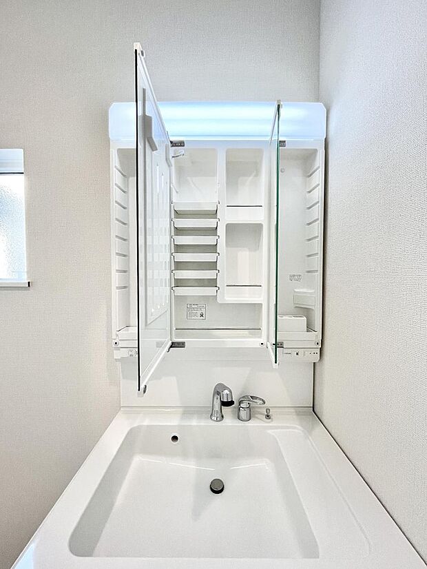 三面鏡の裏に、化粧品や衛生用品などを収納可能。洗面台をすっきりと保ちます!