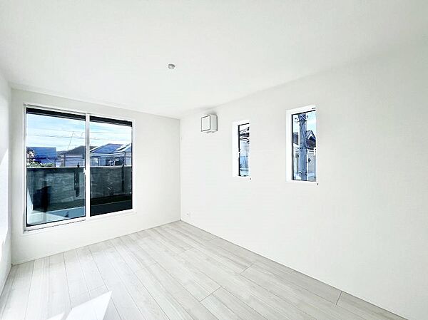バルコニーが開放感をプラスしてくれる洋室