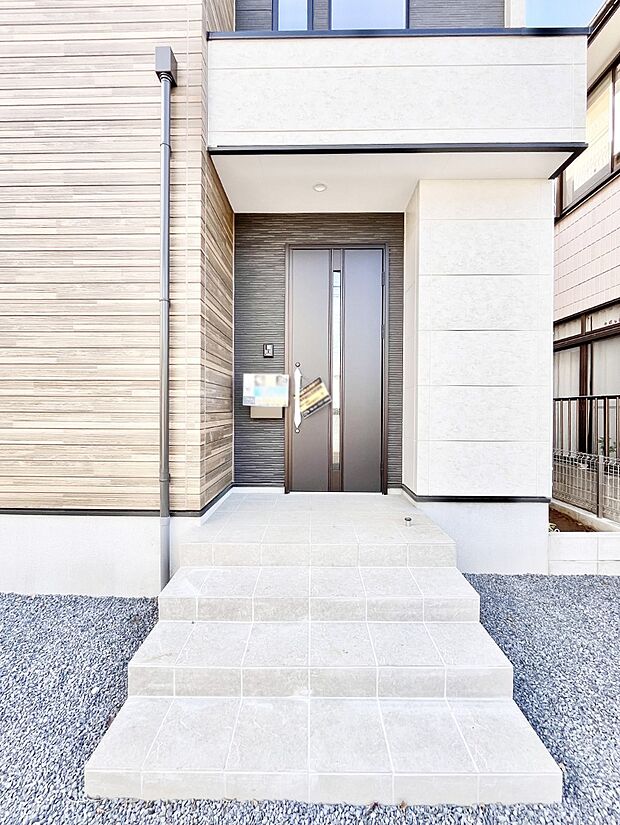 玄関前は雨が降っても濡れにくい屋根付き