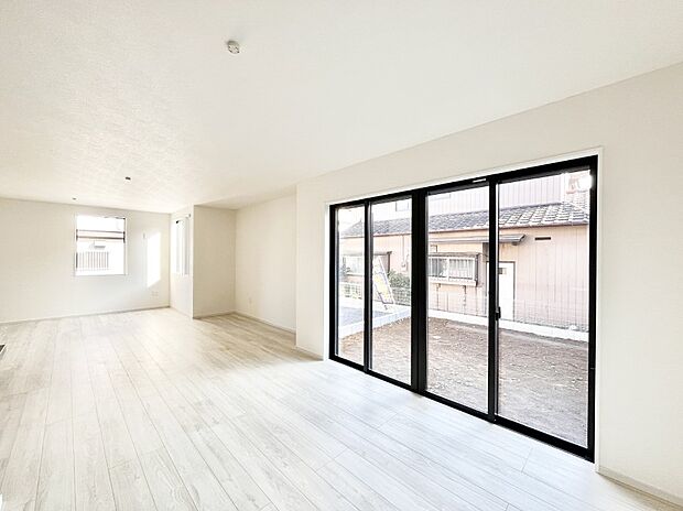 大きな窓からたっぷりの陽光と風を感じられるリビング