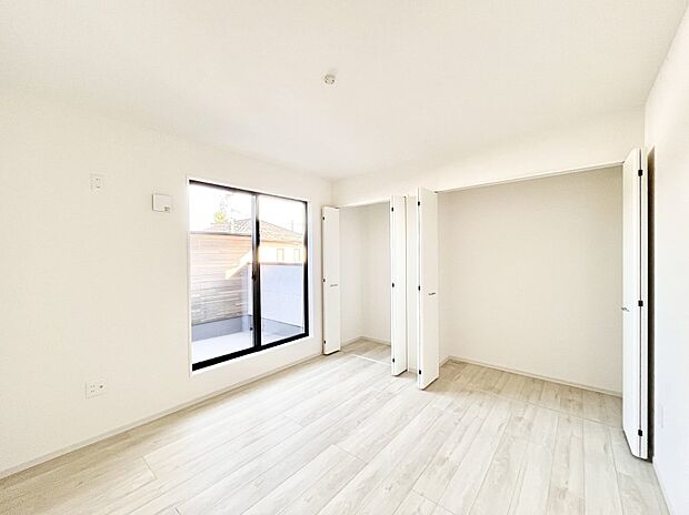 バルコニーが開放感をプラスしてくれる洋室