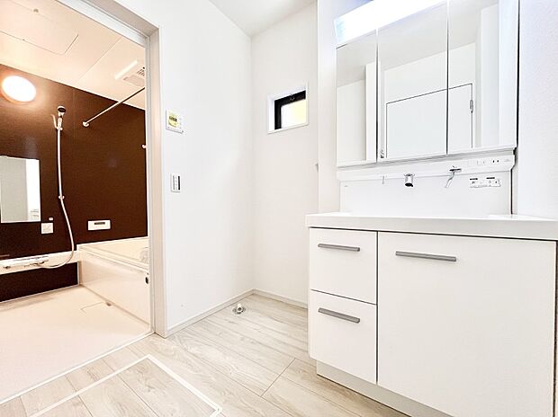 清潔感ある洗面化粧室で朝の身支度も快適