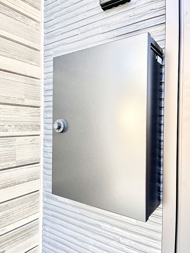 シンプルなデザインのポスト