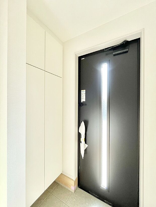 ガラススリットの入った玄関ドアが室内に光を届けてくれます