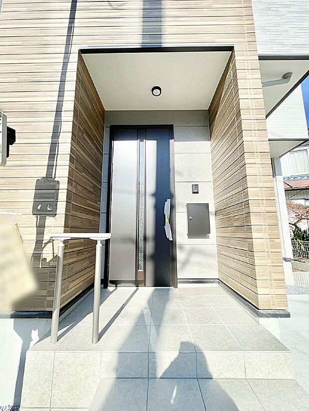 玄関前は雨が降っても濡れにくい屋根付き