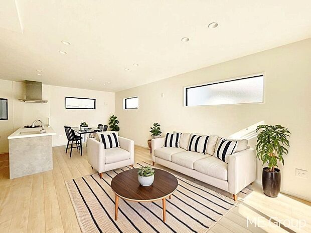 ご家族の賑やかな話し声で包まれる明るいリビング  ※家具はCGです