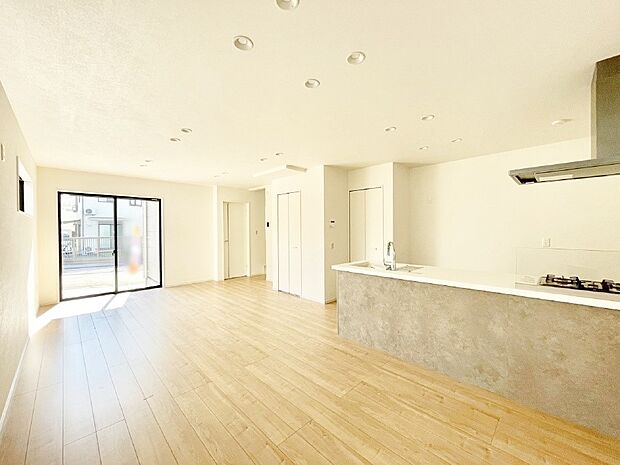 自然光が取り込まれ、家族団らんの場所を明るく演出