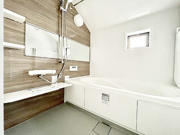 一日の疲れを癒してくれる明るい清潔感のあるバスルーム