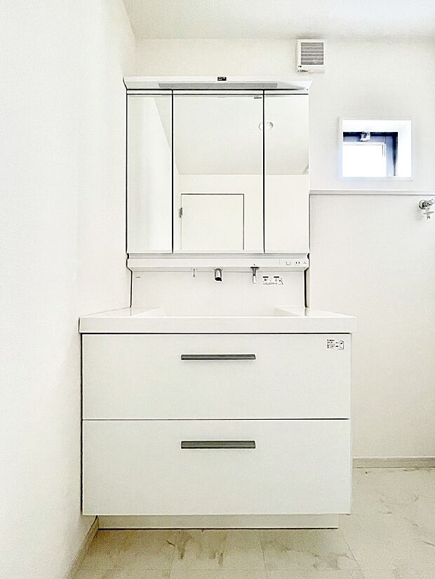 スタイリングに便利な三面鏡、ミラーキャビネットで細かい物スッキリ