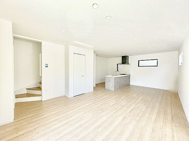 内装「ただいま」「おかえり」家族とのコミュニケーションが深まるリビングイン階段があります。