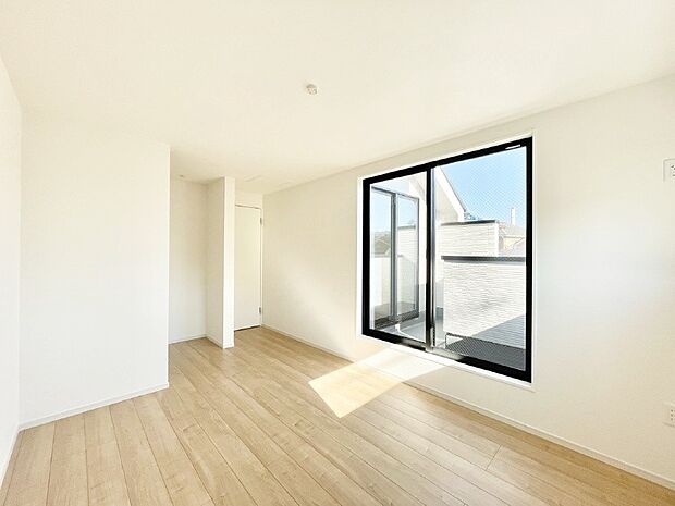 バルコニーが開放感をプラスしてくれる洋室