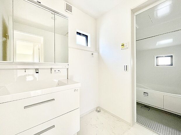 洗面所はゆとりのあるスペースで、身支度や入浴後のスキンケアも心に余裕をもってできそうです。