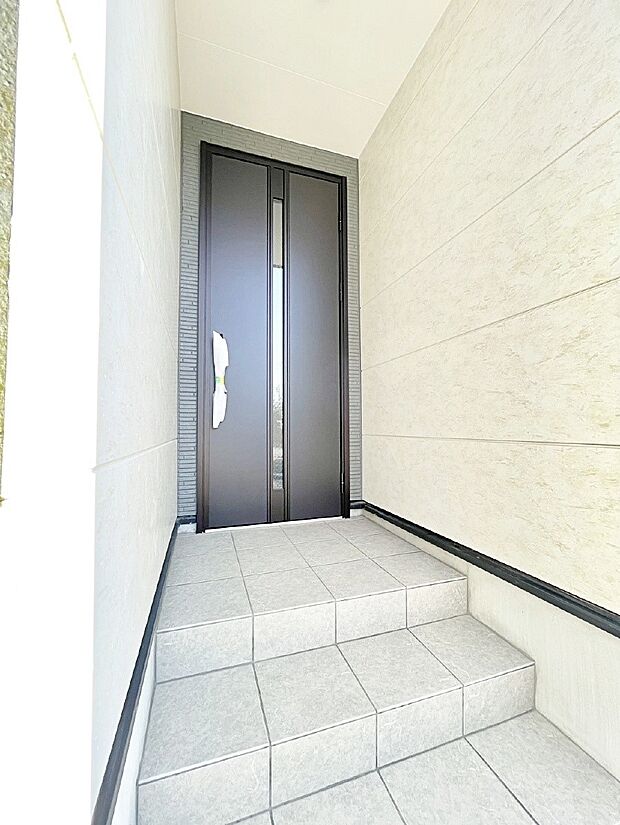 玄関前は雨が降っても濡れにくい屋根付き