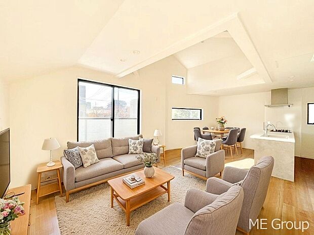 ご家族の賑やかな話し声で包まれる明るいリビング  ※家具はCGです