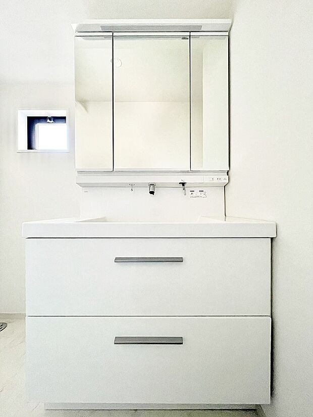 三面鏡の裏に、化粧品や衛生用品などを収納可能。洗面台をすっきりと保ちます！  