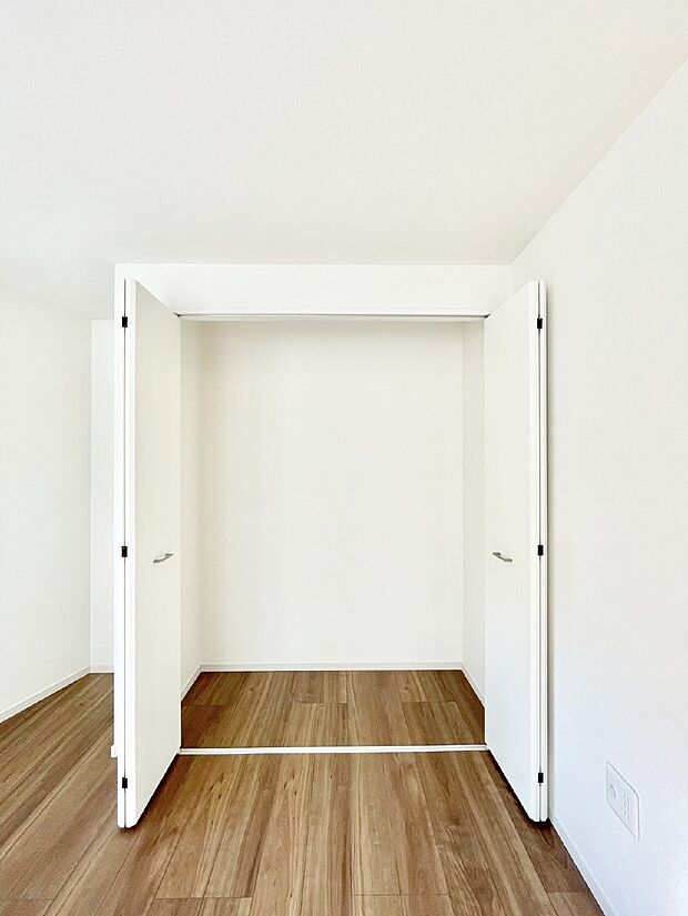 洋室のクローゼット。奥行きがあるので厚手の衣類もすっきり収まります。