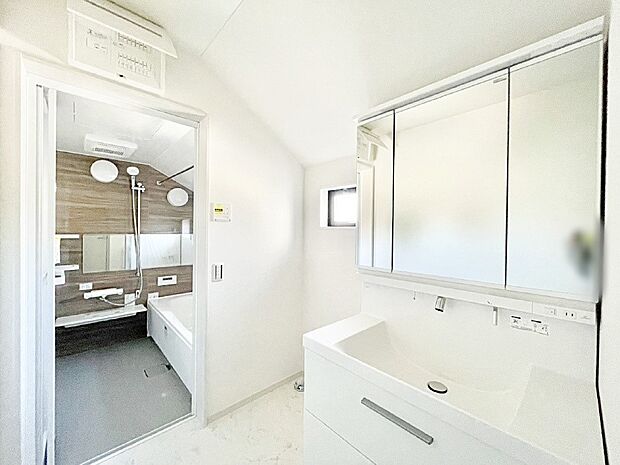 小窓がついているので湿気の多い場所でも換気が十分行えます。毎日の身支度を気持ち良く！