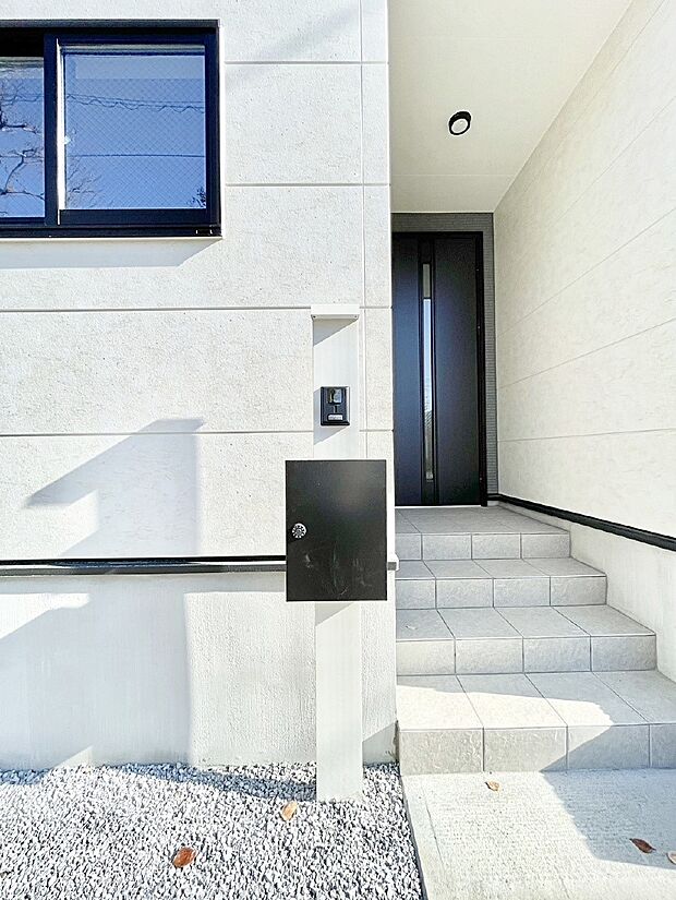 表札・インターホン・ポストをひとつに集約。エントランスになじむシンプルデザイン。