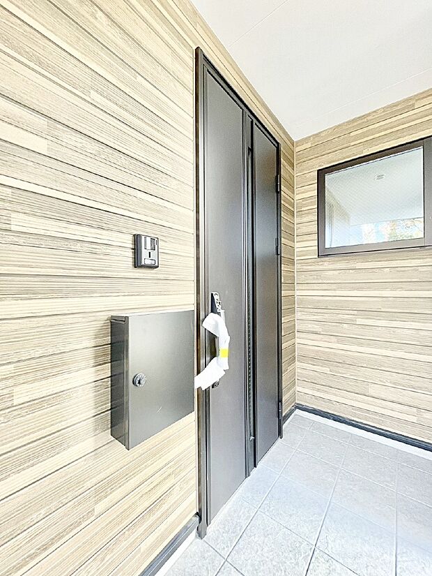 玄関前は雨が降っても濡れにくい屋根付き