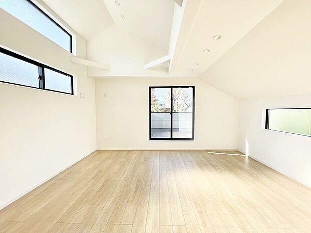 2階リビング。バルコニーに面した明るいLDKは家族みんなの快適空間