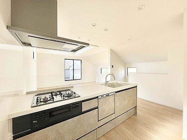 カウンター越しに楽しいおしゃべり。いつものお料理がもっと美味しくなりそうですね。