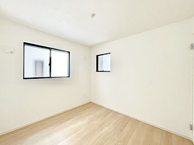 2面採光で気持ちよく自然光が取り入れられるのでお子様のお部屋にもピッタリ