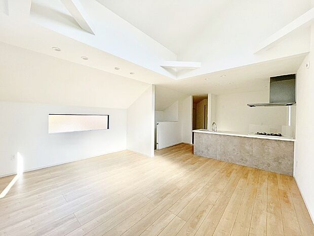 日当たりの良いリビング。お気に入りのグリーンを飾れば更に心地よさがアップ!