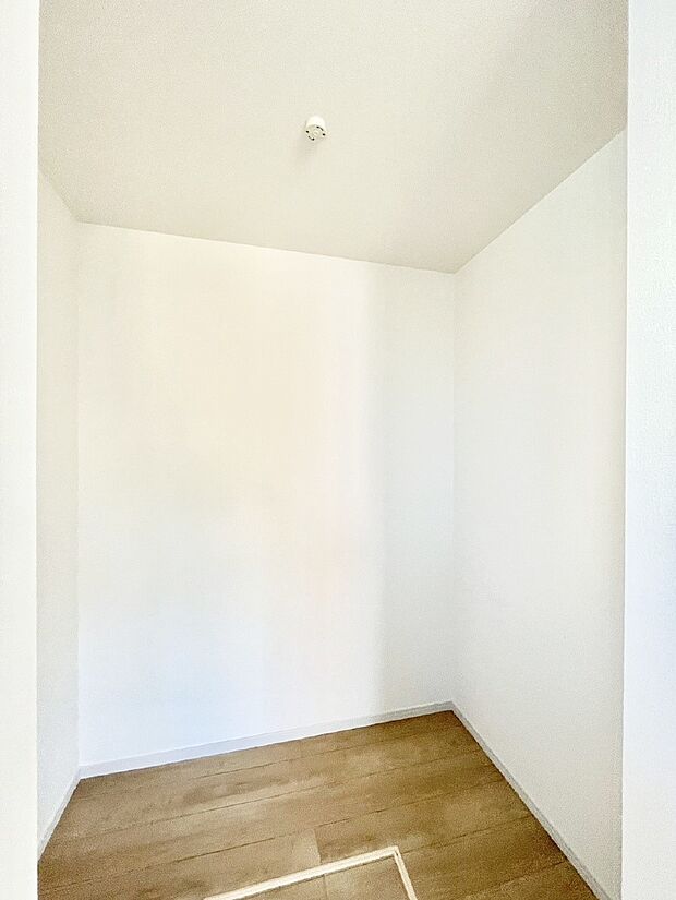 ウォークインクローゼット付きで生活空間を広く利用できます