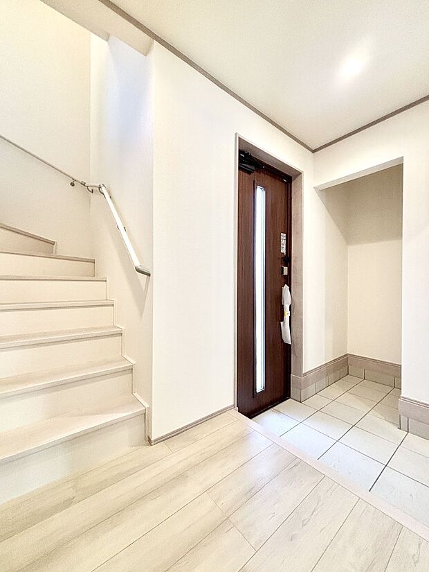 明るい玄関はお客様をお出迎えするのにぴったりです!