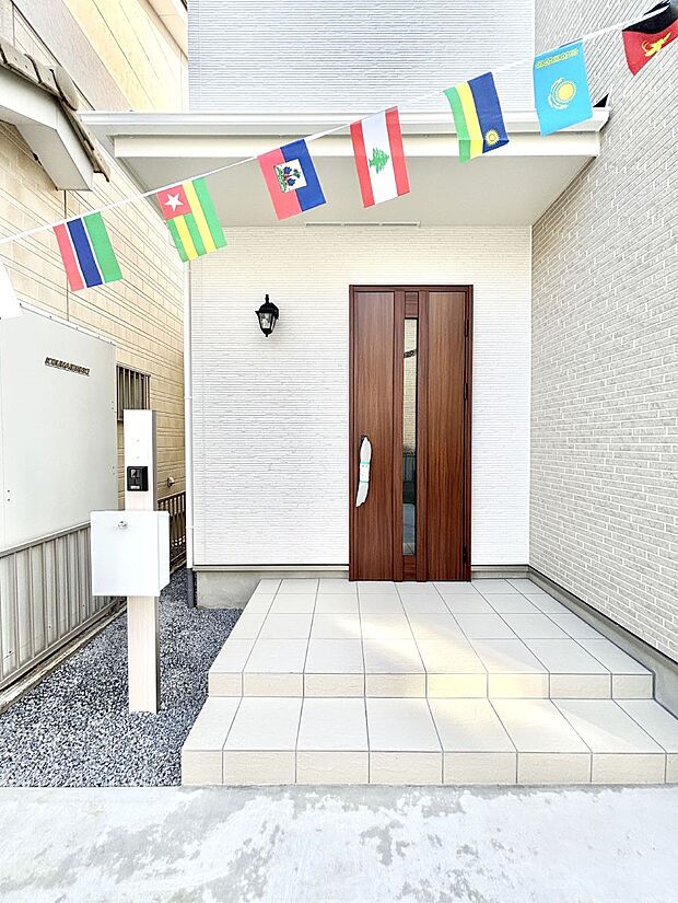 大切な家族、来客を出迎える玄関。