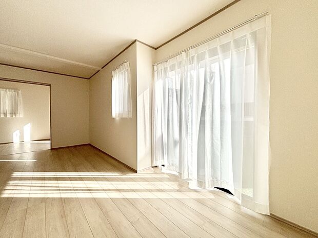 大きな窓からたっぷりの陽光と風を感じられるリビング