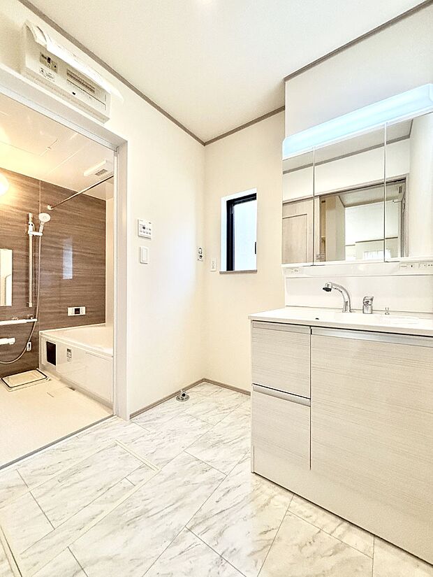 清潔感のある快適空間です。毎日の身支度も気持ち良くお使い頂けます。