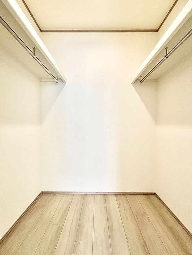 ウォークインクローゼット付きで生活空間を広く利用できます。