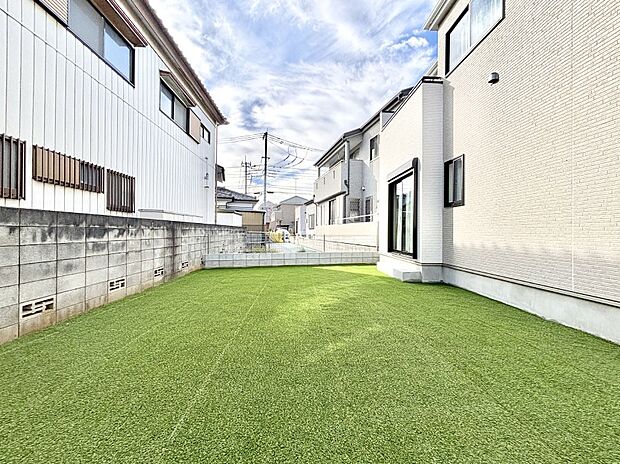 ガーデニングや家庭菜園も楽しめるお庭付き。